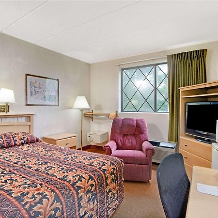 Super 8 By Wyndham Stamford/New York City Area Экстерьер фото